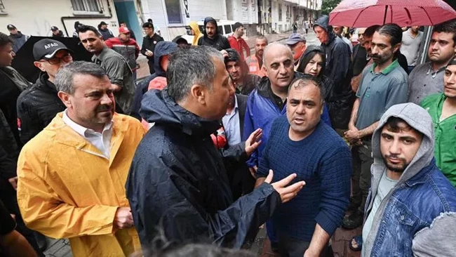 İstanbul Valisi Yerlikaya: 128 daire, 12 iş yeri, 3 fabrika su baskınından etkilendi - Resim : 1