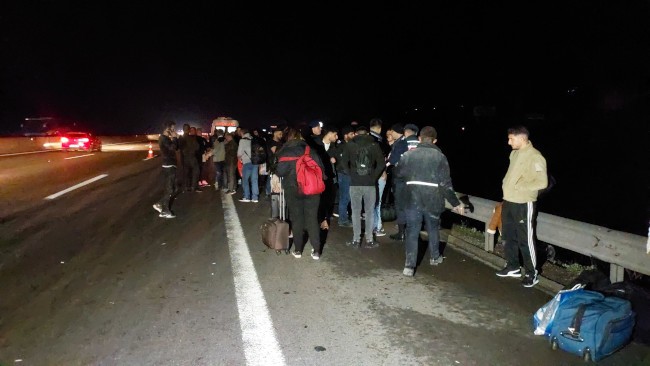 Lastiği patlayıp yoluna devam eden otobüste yangın çıktı - Resim : 1