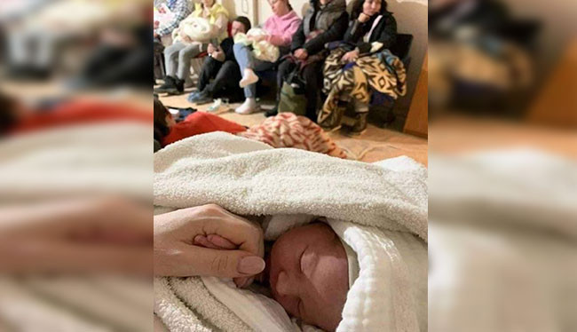 Kiev metrosunda bir bebek doğdu - Resim : 1