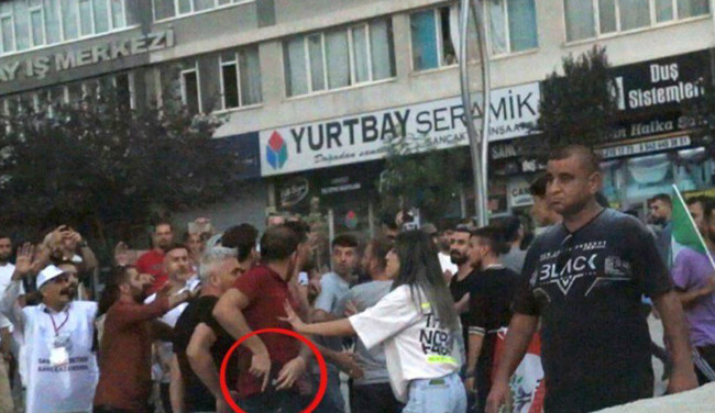 Polisler gazetecilere silah çekip ölümle tehdit etti - Resim : 1