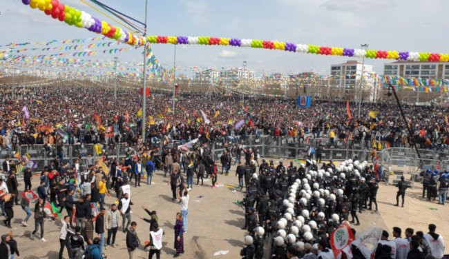 Diyarbakır'da alan doldu, Newroz ateşi yandı: 'Kürt halkının sesini kısmak isteyenler yanıldı' - Resim : 2
