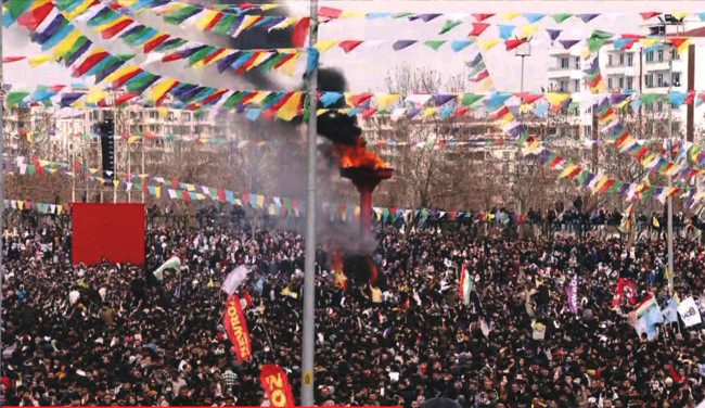 Diyarbakır'da alan doldu, Newroz ateşi yandı: 'Kürt halkının sesini kısmak isteyenler yanıldı' - Resim : 3