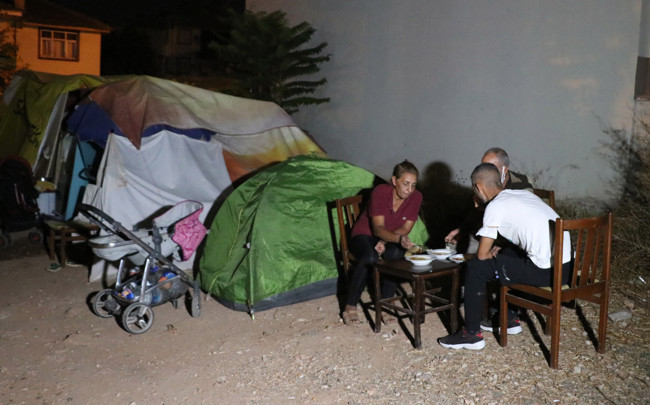 Kirasını ödeyemeyen 7 kişilik aile, 2,5 aydır boş araziye kurdukları çadırda yaşıyor - Resim : 1