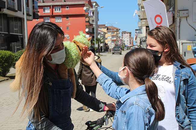 Kedisini her yere götüren 'kedili kız', onu balayına götürmeyi de planlıyor - Resim : 3