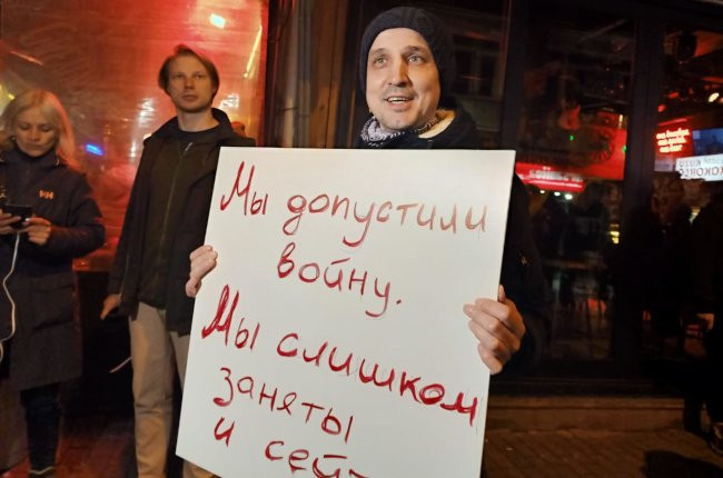 Rusya vatandaşından Kadıköy'de savaş karşıtı eylem - Resim : 1