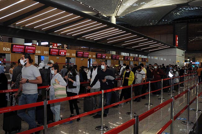 Balayına yalnız gitti: Eşi eksik aşı nedeniyle uçağa alınmadı - Resim : 1