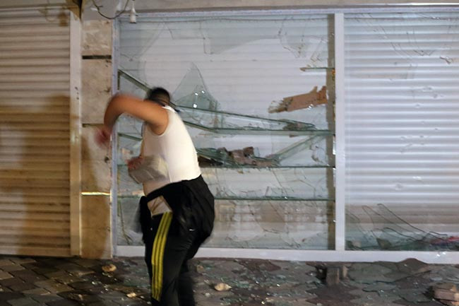 Taşlanan evler, evlerine saklanan sığınmacılar: Yarın çocuğuma kim süt alacak? - Resim : 3