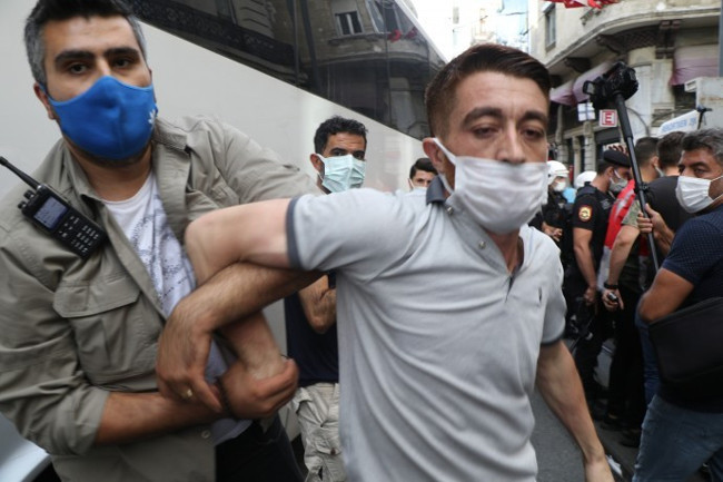 Öğrencilere ‘aşağı bak’ diyen polis müdürü kadına hakaret etti - Resim : 2