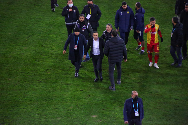 Malatyaspor başkanı sahaya girip hakem Hüseyin Göçek'e saldırdı - Resim : 1