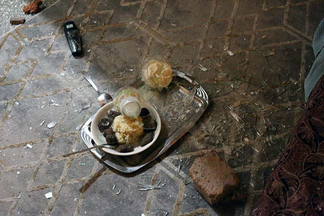 Taşlanan evler, evlerine saklanan sığınmacılar: Yarın çocuğuma kim süt alacak? - Resim : 4