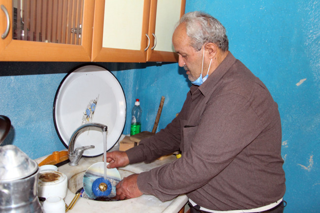 Dolandırıcılara 90 bin lira kaptırdı, 50 yıllık eşi 3 yıldır konuşmuyor - Resim : 1