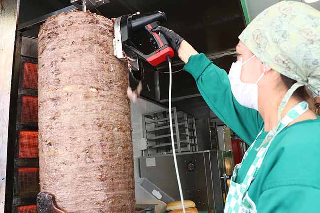 Şırnak'ın tek kadın döner ustası: Yaptığınız şeyden utanmayın, istediğiniz ne varsa onu yapın - Resim : 1