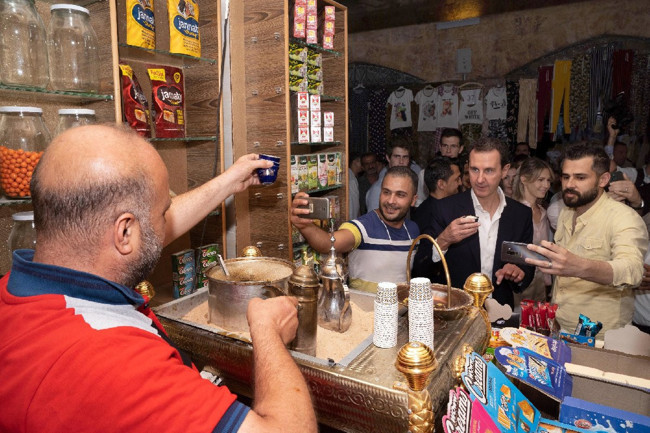 Esad 11 yıl sonra ilk kez ailesiyle birlikte Halep'te - Resim : 1