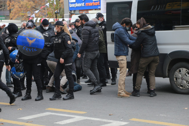 Ankara’da ‘Geçinemiyoruz’ eylemine polis saldırısı - Resim : 1
