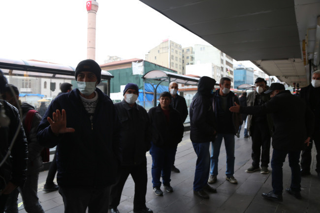 'Burada telefonunu çıkart diye tepki gösterecek bir dayı yok mu?' - Resim : 2