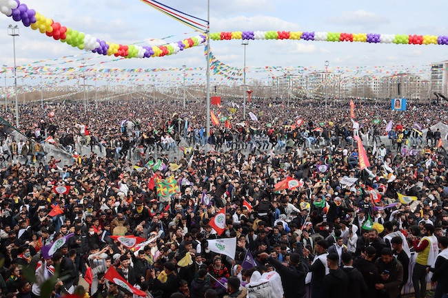 Diyarbakır Newroz'u irade beyanıydı: Engellemelere rağmen yüz binler alanları doldurdu - Resim : 2