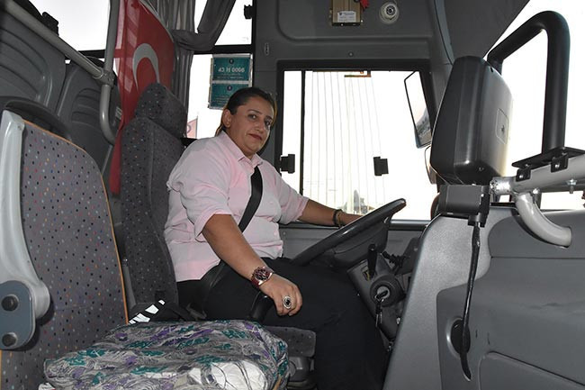 Yasemin Dalkıran, Kütahya'da ilk ve tek kadın halk otobüsü şoförü oldu - Resim : 1