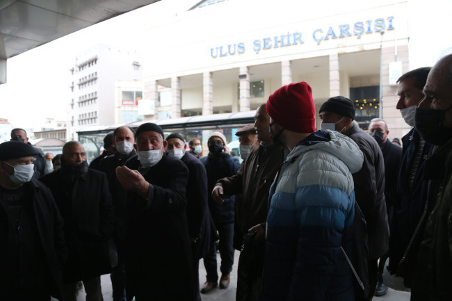 'Burada telefonunu çıkart diye tepki gösterecek bir dayı yok mu?' - Resim : 1
