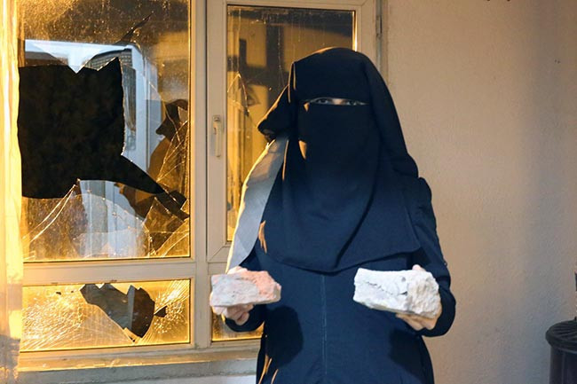 Taşlanan evler, evlerine saklanan sığınmacılar: Yarın çocuğuma kim süt alacak? - Resim : 7