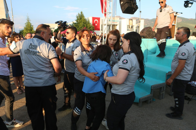 Aygül Doku mezuniyet töreninde 'Gülistan nerede?' diye sordu, güvenlik sahneden indirmeye çalıştı - Resim : 1