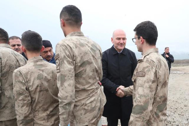 İçişleri Bakanı Soylu İran sınırında bayram namazı kıldı - Resim : 1
