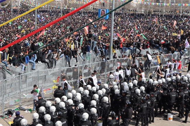 Diyarbakır Newroz'u irade beyanıydı: Engellemelere rağmen yüz binler alanları doldurdu - Resim : 1