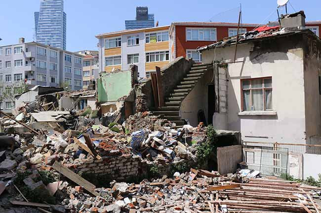 İstanbul Şişli'de evleri yıkılan Kürt işçiler 4 gündür sokakta - Resim : 1