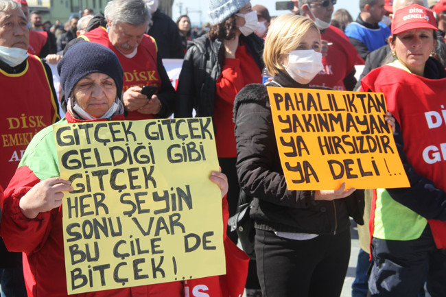 DİSK'ten İzmir'de miting: İşçiler kefen giyip tabut taşıdı - Resim : 2