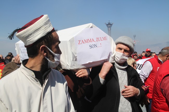 DİSK'ten İzmir'de miting: İşçiler kefen giyip tabut taşıdı - Resim : 1