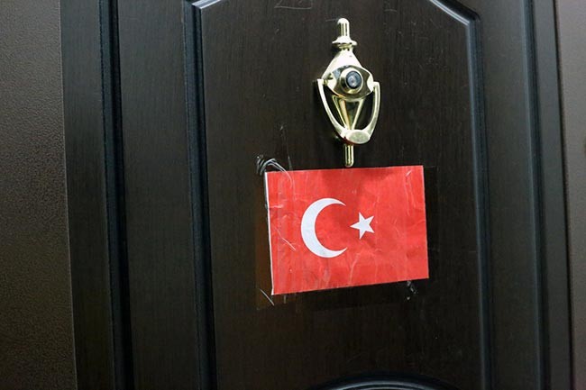 Taşlanan evler, evlerine saklanan sığınmacılar: Yarın çocuğuma kim süt alacak? - Resim : 1