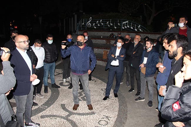 Öğrenciler geceyi parkta geçirdi, vali 'yurt talepleri yok' açıklaması yaptı - Resim : 1