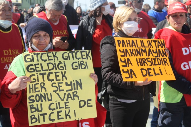 DİSK'ten İzmir'de miting: İşçiler kefen giyip tabut taşıdı - Resim : 2