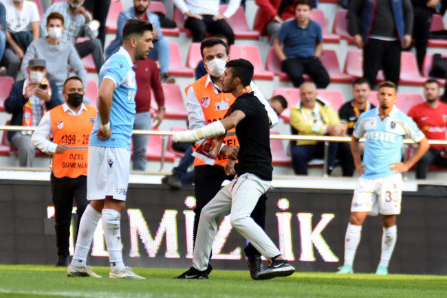 Trabzonsporlu Bakasetas'ın üzerine yürüyen taraftara 4 yıla kadar hapis istemi - Resim : 1