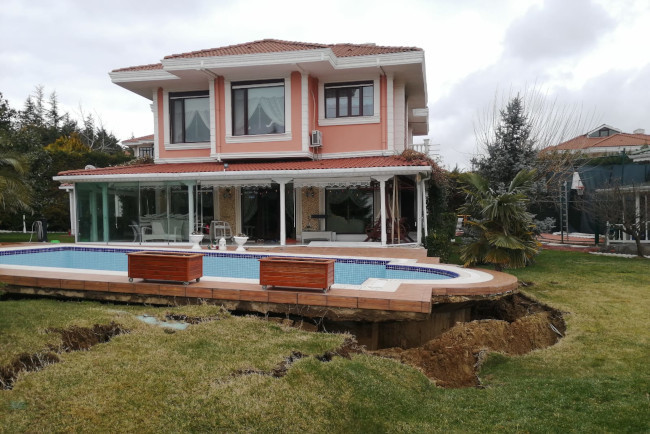 Büyükçekmece'de dev yarıklar oluştu: Villalarda çökme tehlikesi - Resim : 1