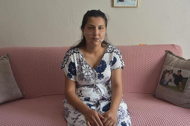 1 yaşındaki oğlunun yanında 104 yerinden bıçaklandı - Resim : 1
