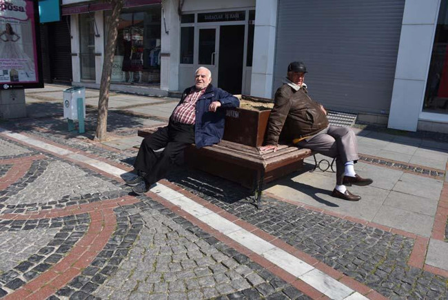 Bankların tel ile çevrilmesi yetmedi, yazı da astılar: Şansını zorlama - Resim : 1