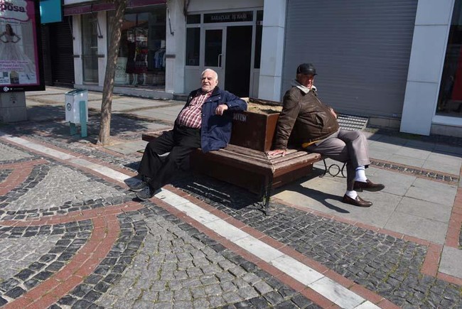 Bankların tel ile çevrilmesi yetmedi, yazı da astılar: Şansını zorlama - Resim : 1