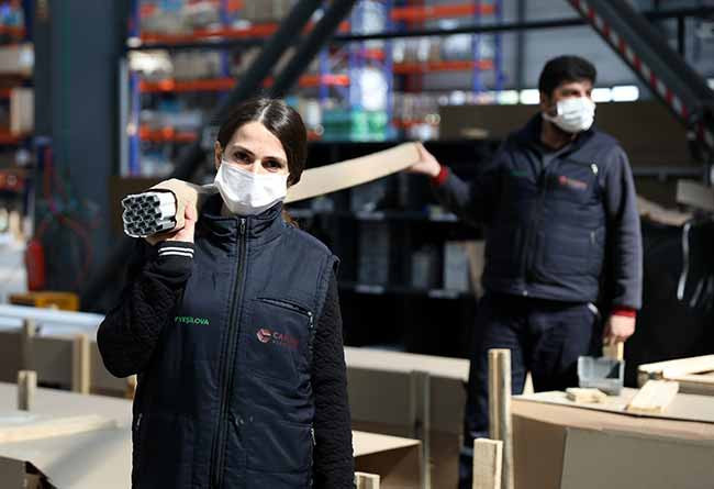 Ağır sanayinin kadın çalışanları: Ağırlık kaldırıyoruz, testere kullanıyoruz, matkap kullanıyoruz - Resim : 1