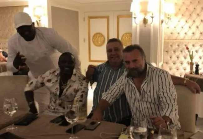 Halil Falyalı'nın Haluk Kırcı, Yavuz Bingöl ve Saffet Sancaklı gibi birçok ünlü isimle fotoğrafı var - Resim : 1