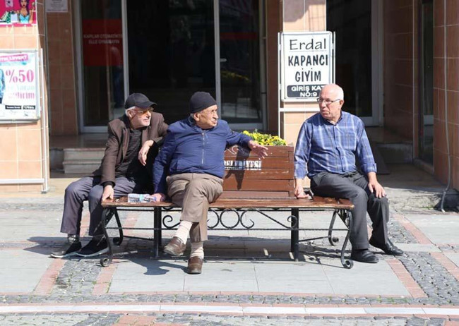 Bankların tel ile çevrilmesi yetmedi, yazı da astılar: Şansını zorlama - Resim : 2