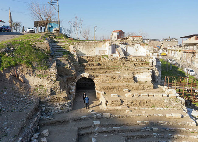 Smyrna Tiyatrosu'ndaki tuvaletin ardından antik geçit bulundu - Resim : 1