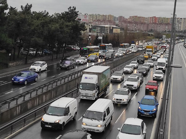 İstanbul'da trafik yoğunluğu yüzde 74'e ulaştı - Resim : 1