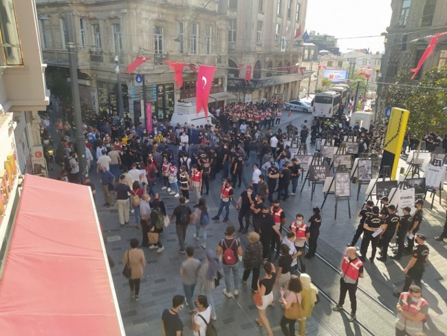 Öğrencilere ‘aşağı bak’ diyen polis müdürü kadına hakaret etti - Resim : 1