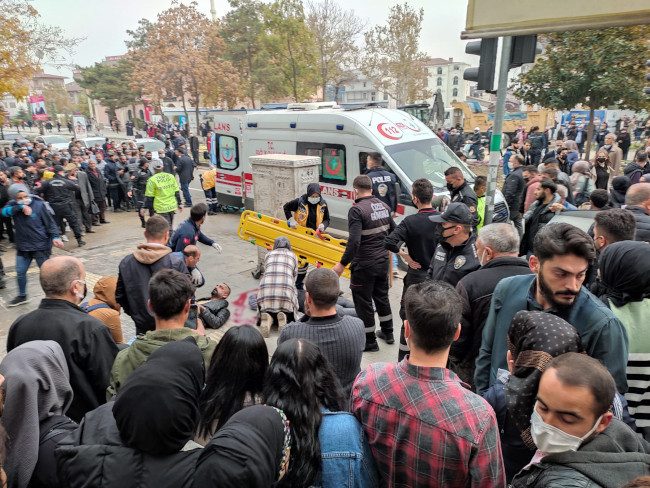 10'uncu kattan atlayan kadın, caddede yürüyen kişinin üzerine düştü - Resim : 1