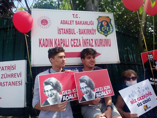 Silivri ve Bakırköy cezaevleri önünde Gezi tutukluları için 'adalet' çağrısı - Resim : 1