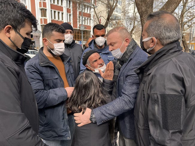 Serbest bırakılan Doku ailesinin Adalet Bakanlığı önüne geçmesine izin verilmedi - Resim : 2