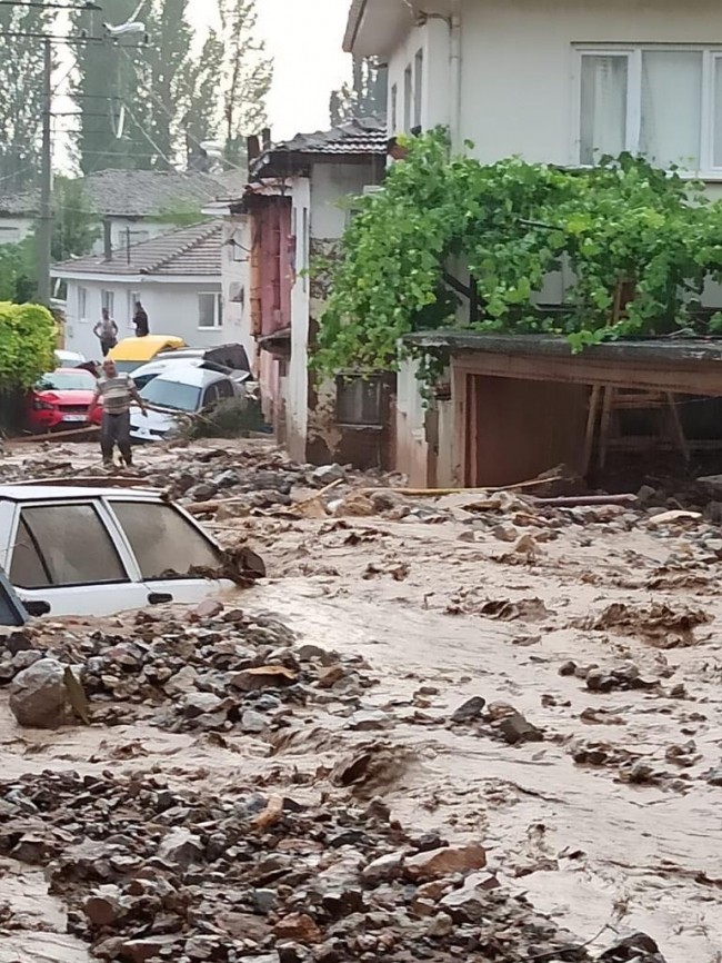 Bursa'daki selde ölü sayısı yükseldi: Selde kaybolan 1 kişi aranıyor - Resim : 3