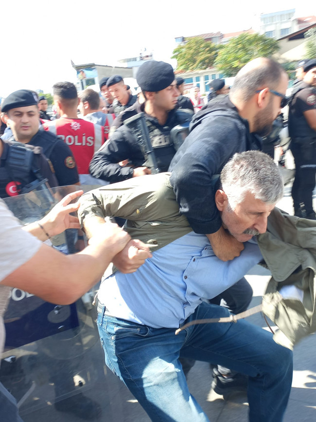 Cumartesi Anneleri'ne polis müdahalesi: Davanın avukatları, parti ve sendika üyeleri gözaltına alındı - Resim : 1