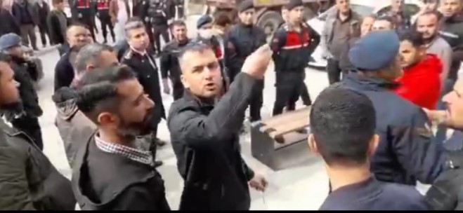 Konya'da ‘kaymakam ihaleleri hemşehrilerine veriyor’ diyen hafriyatçılar kaymakamlığı bastı - Resim : 2