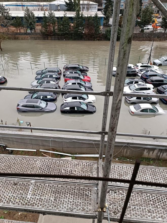 Yağış sonrası otoparktaki sıfır araçlar su içinde kaldı - Resim : 1